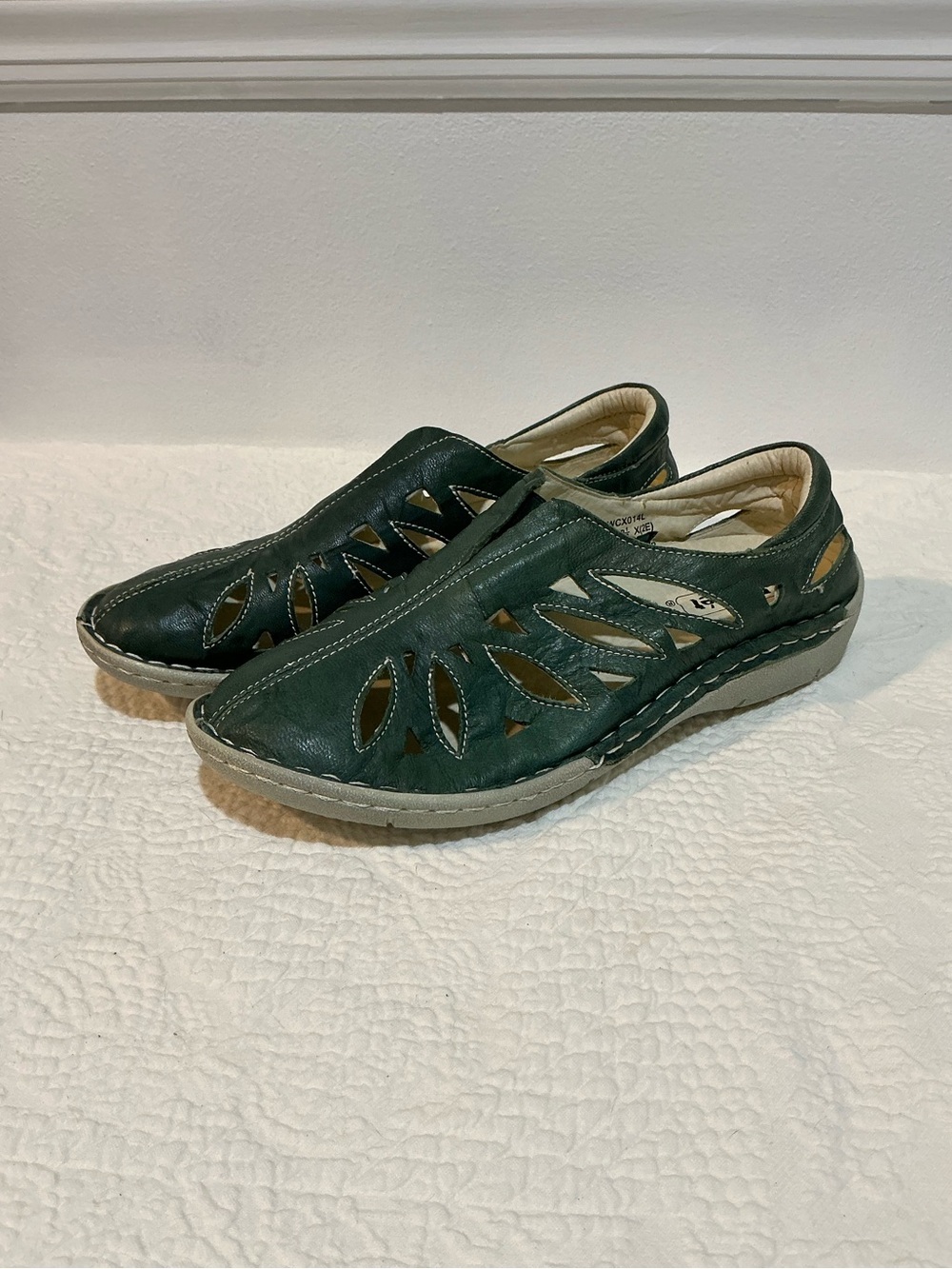 💙 Profet Cameo Slip On Green Leather Shies with Cutouts - Size 8.5 (2E)